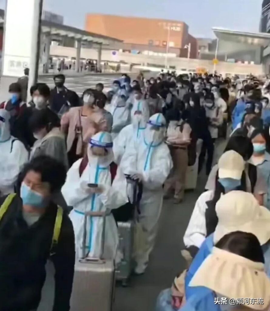 实拍上海虹桥火车站旅客离沪