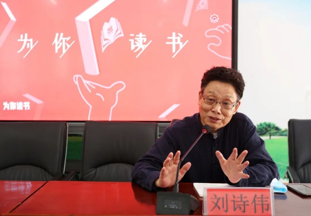 拼多多“为你读书”公益行动进湖北竹山 ​ 知名作家分享文学课