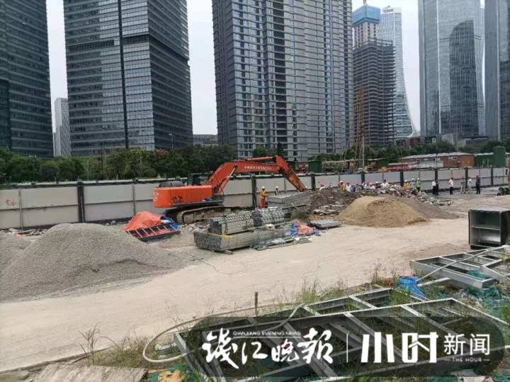 杭州一地铁站内涌入大量水