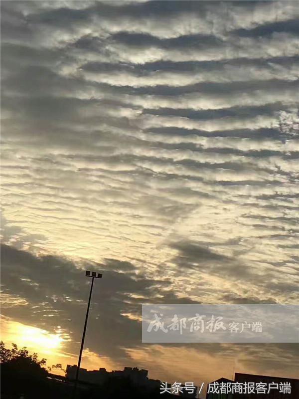 雅安地震过后天空出现七彩云