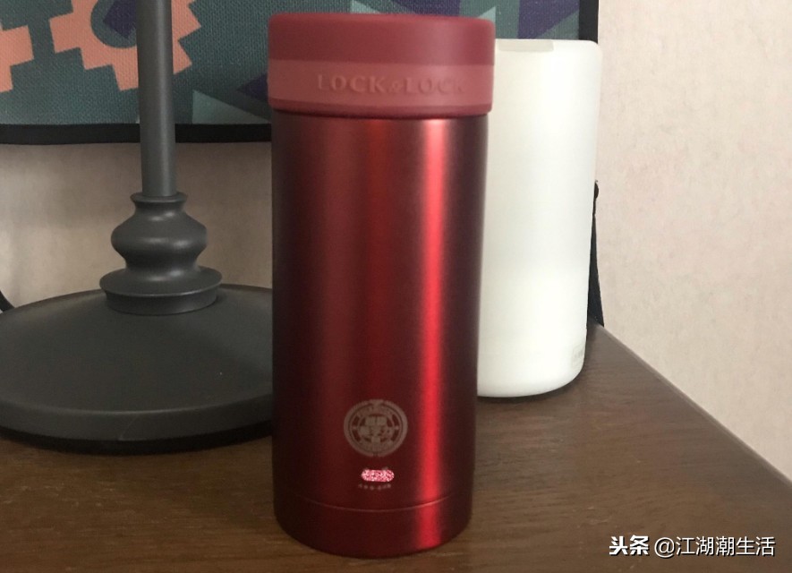 保温杯倒入开水盖子打不开了怎么办(装了开水的保温杯打不开怎么办)