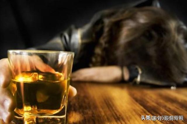 男子酒后连踹4辆豪车 车损或超百万