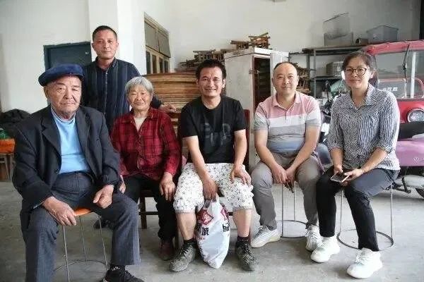 夫妻俩“捡”回智力只有几岁的流浪汉，一养就是5年……