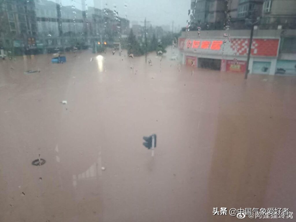 实拍江西上饶暴雨：洪水漫入屋内