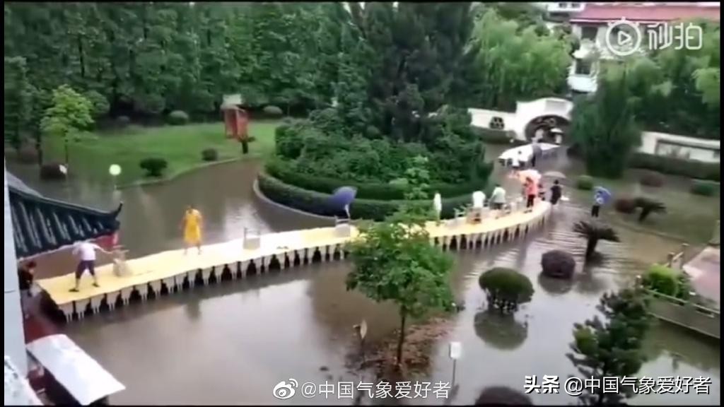 实拍江西上饶暴雨：洪水漫入屋内