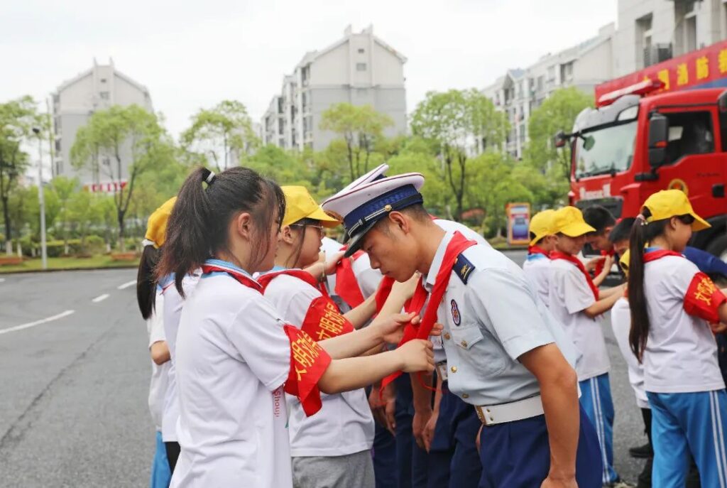 分宜消防开展“火焰蓝·红领巾·手拉手”消防站开放主题活动