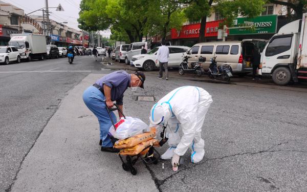 静默状态干警到店拿啤酒？官方调查