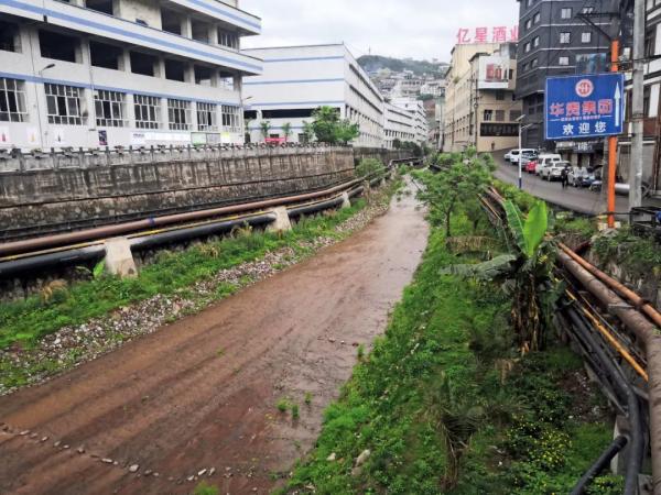 茅台镇百吨酱酒流入河中？当地回应