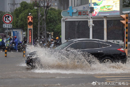 海口暴雨市区内涝 有人游过积水路段