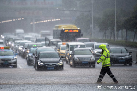 海口暴雨市区内涝 有人游过积水路段