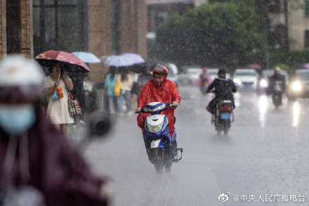 海口暴雨市区内涝 有人游过积水路段