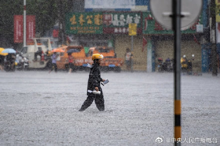 海口暴雨市区内涝 有人游过积水路段