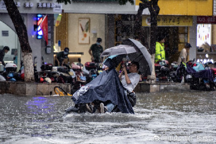 海口暴雨市区内涝 有人游过积水路段