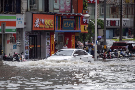 海口暴雨市区内涝 有人游过积水路段