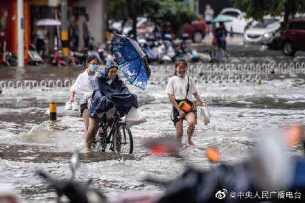 海口暴雨市区内涝 有人游过积水路段