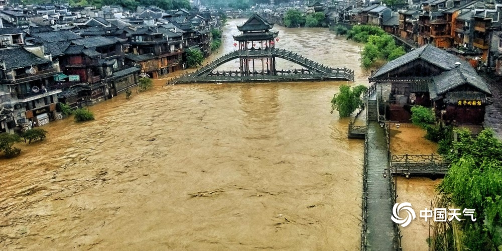 湖南凤凰古城遇强降雨 河水涌进民房