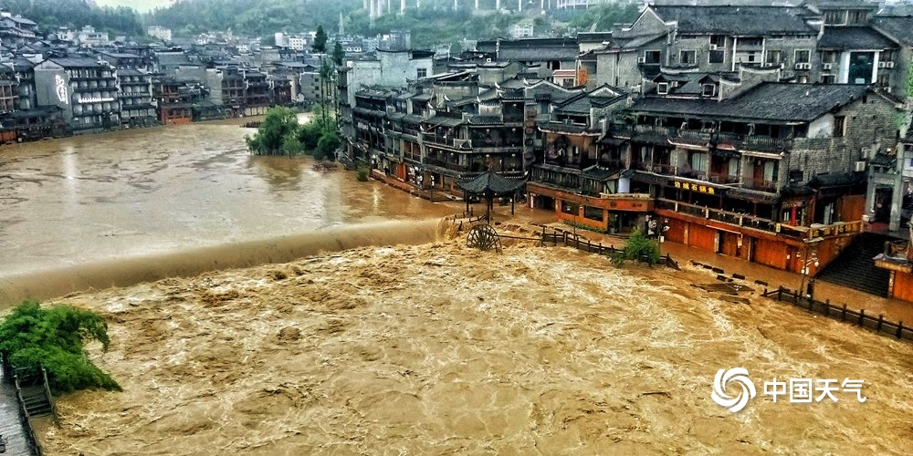 湖南凤凰古城遇强降雨 河水涌进民房