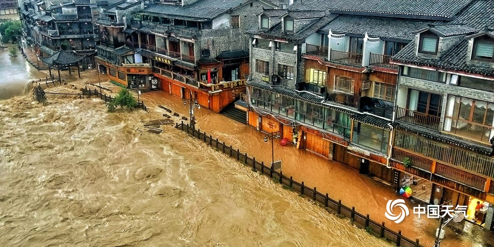 湖南凤凰古城遇强降雨 河水涌进民房