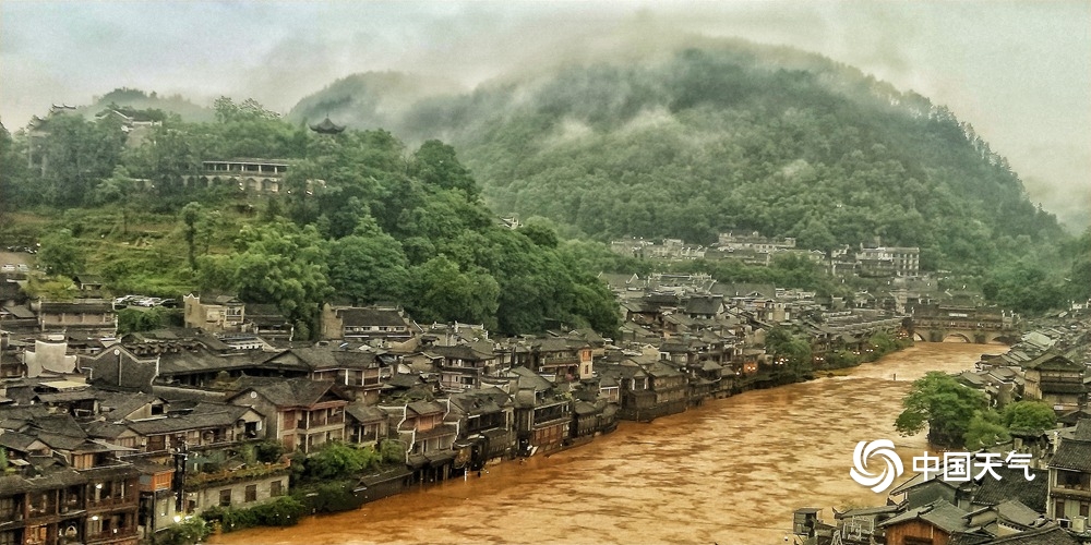 湖南凤凰古城遇强降雨 河水涌进民房