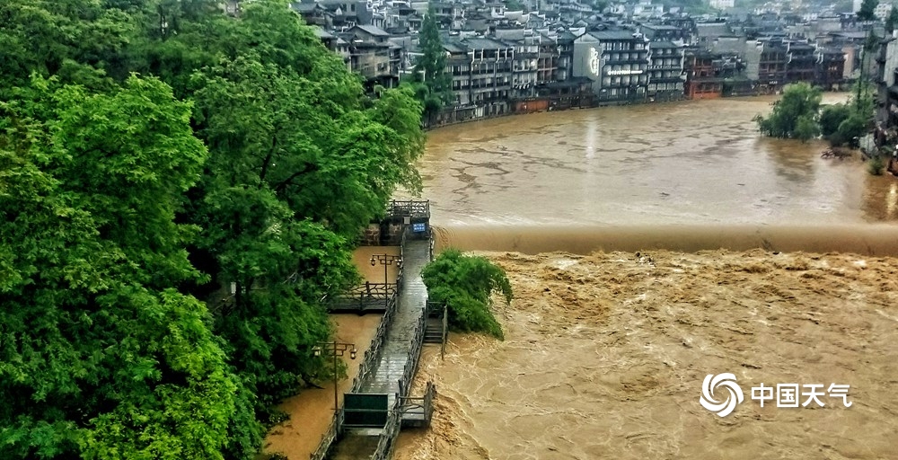 湖南凤凰古城遇强降雨 河水涌进民房