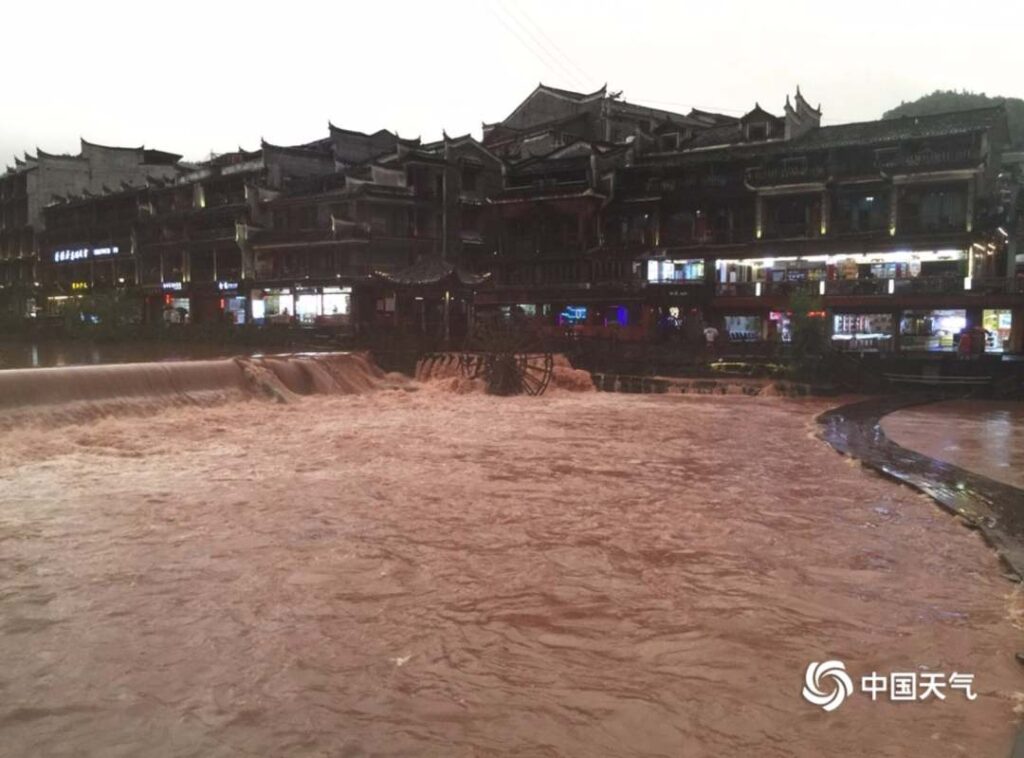 湘西突降暴雨 凤凰古城局部被淹