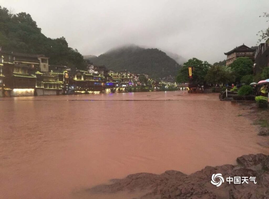 湘西突降暴雨 凤凰古城局部被淹