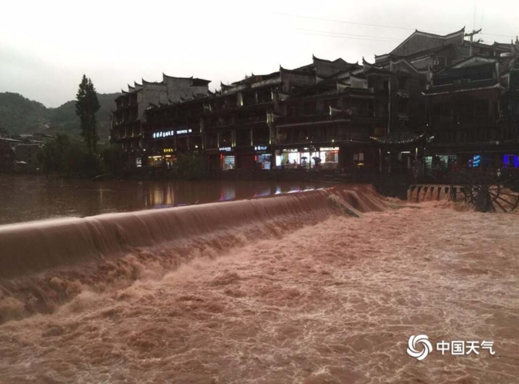 湘西突降暴雨 凤凰古城局部被淹