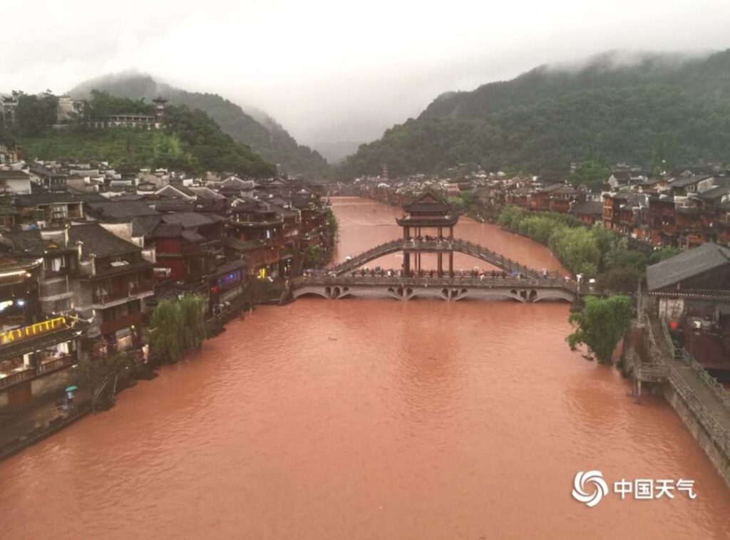 湘西突降暴雨 凤凰古城局部被淹