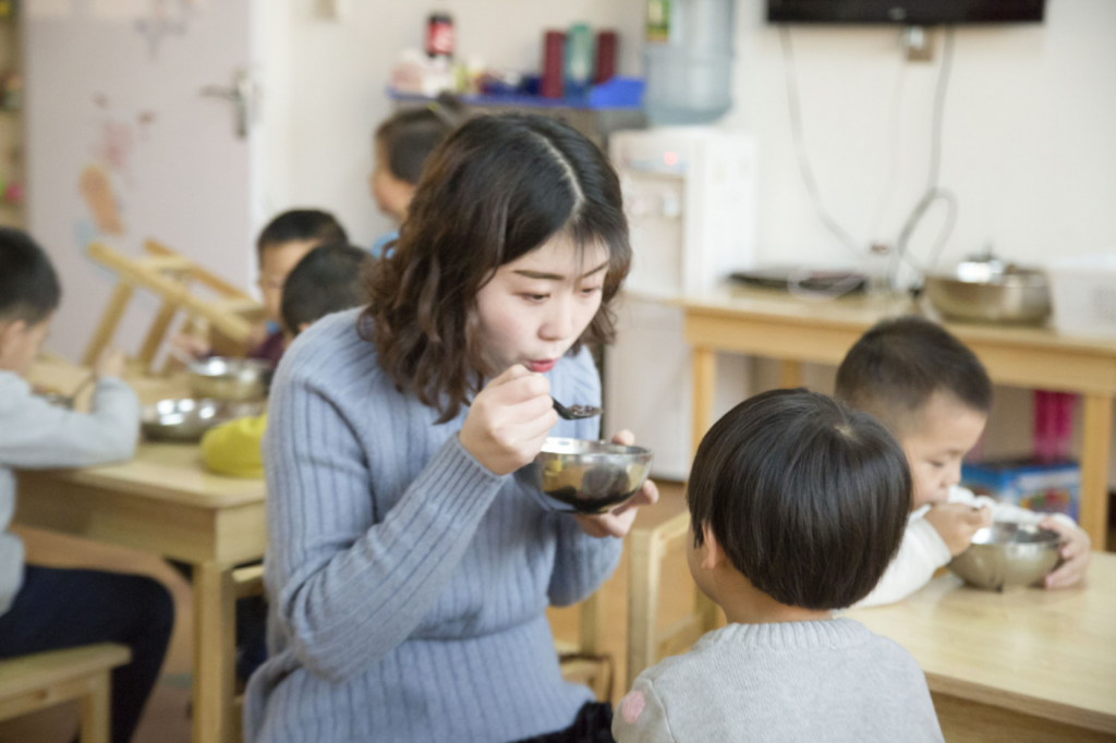 四川地震瞬间女幼师冲回屋救人