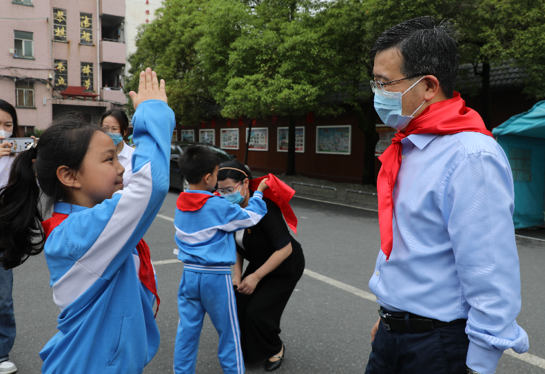 邹家洪、谢淘看望慰问少年儿童