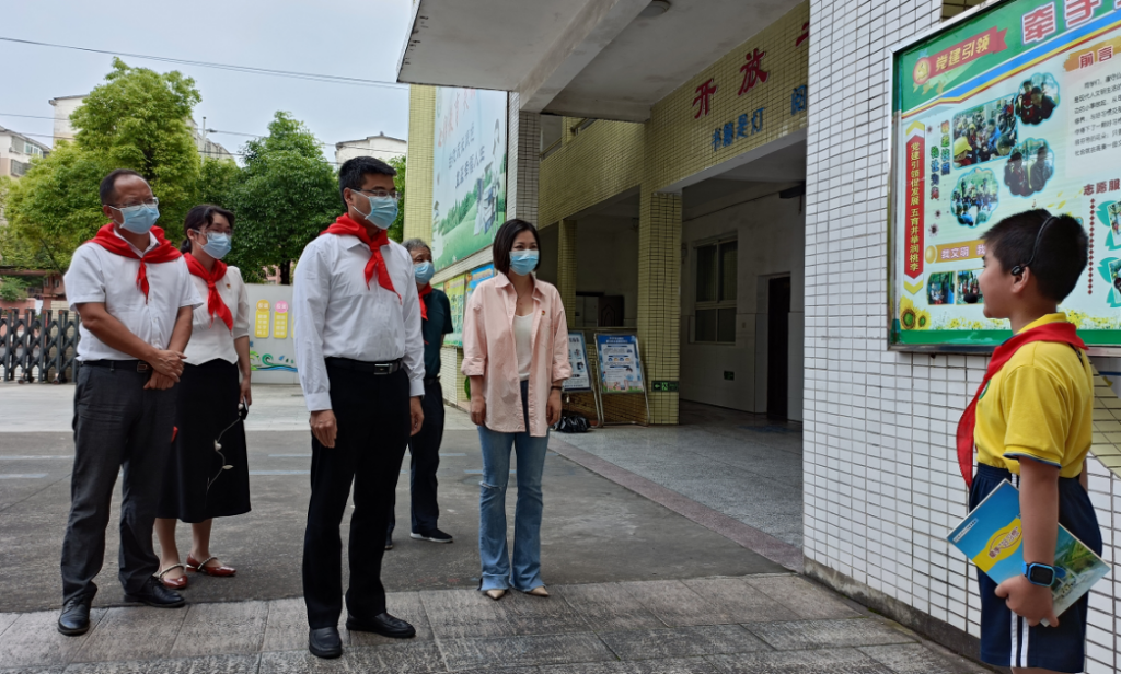 邹家洪、谢淘看望慰问少年儿童