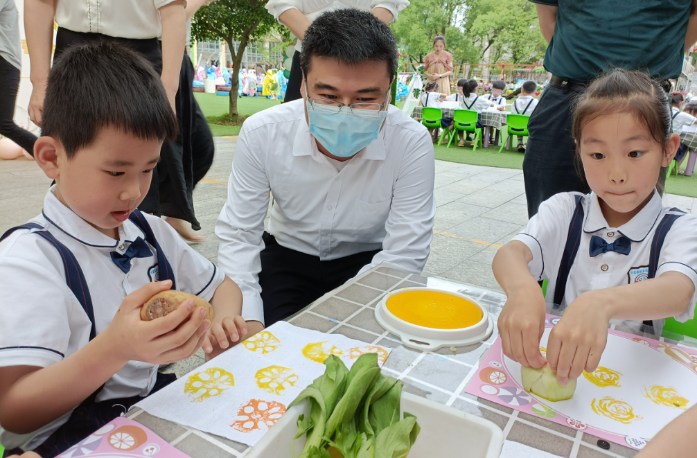 邹家洪、谢淘看望慰问少年儿童