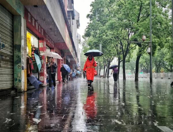 重庆5个区县降暴雨 超市积水齐腰深