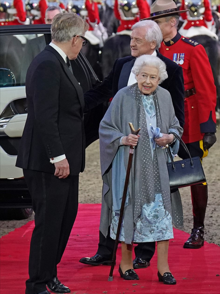 英国女王拄拐杖现身庆典最后一天