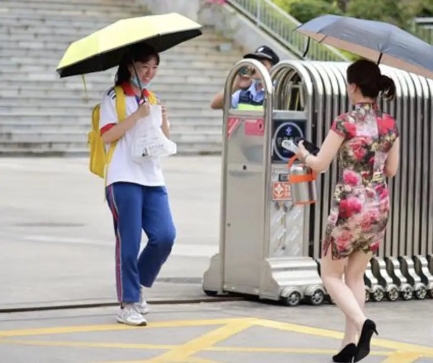 男老师穿旗袍为高考学生打气