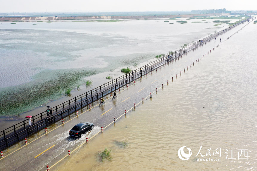 高清图：鄱阳湖涨水 “水上公路”再现美景