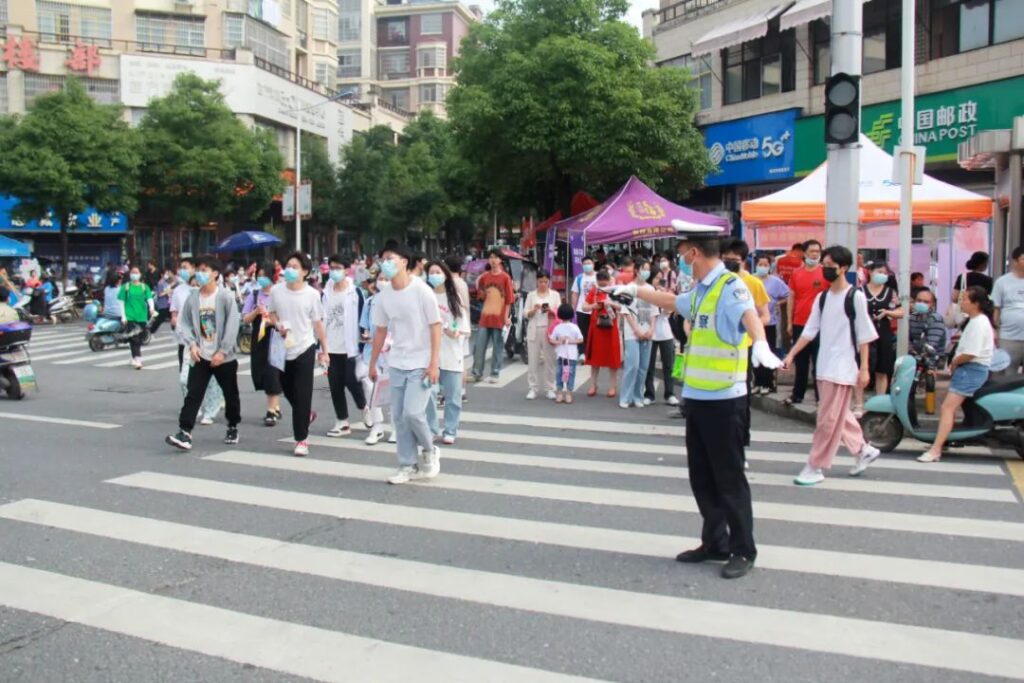 高考首日！分宜公安“护考团”在行动......