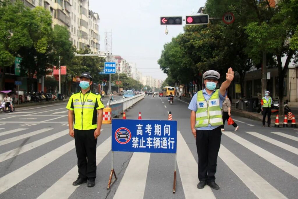 高考首日！分宜公安“护考团”在行动......