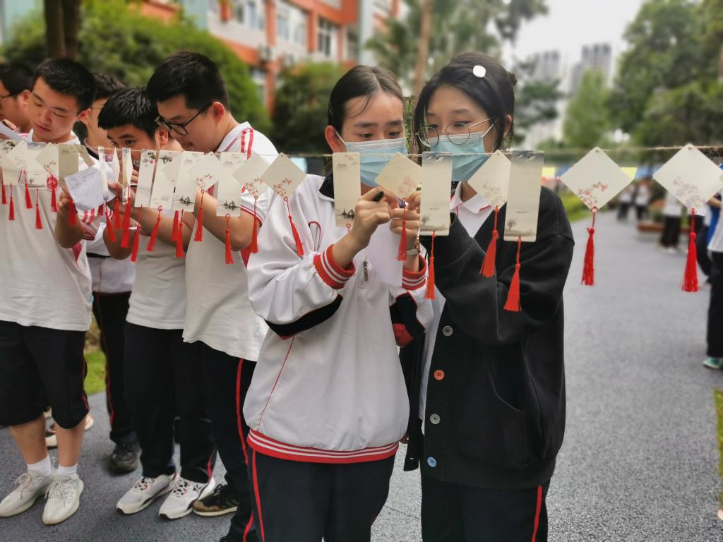 盘点高考首日各地第1个出考场学生