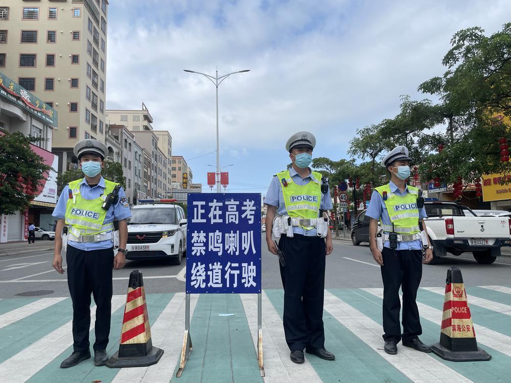 广东暴雨 民警用皮划艇铲车送考