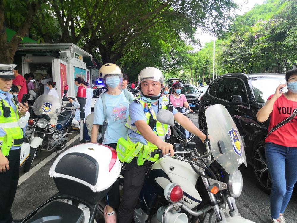 广东暴雨 民警用皮划艇铲车送考