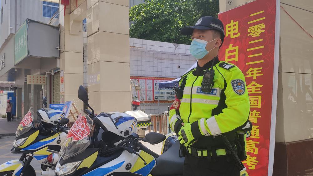 广东暴雨 民警用皮划艇铲车送考