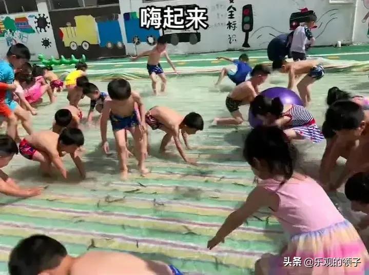 幼儿园搭简易泳池让娃体验抓泥鳅