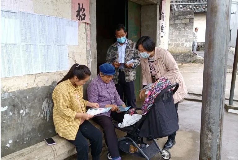 广西贵港强降雨 有人用盆转移妇孺