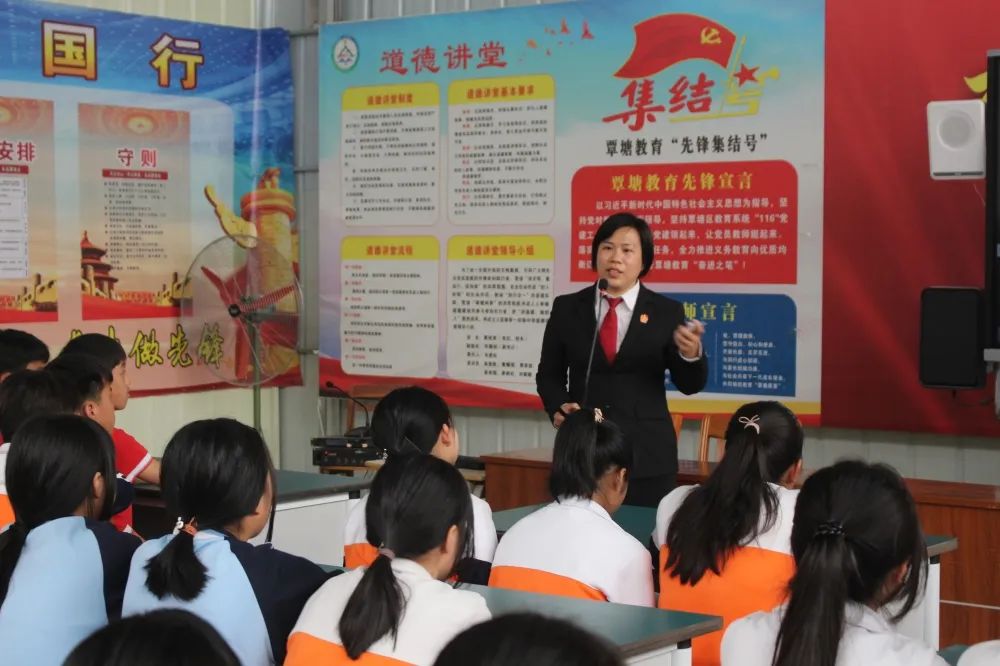 广西贵港强降雨 有人用盆转移妇孺