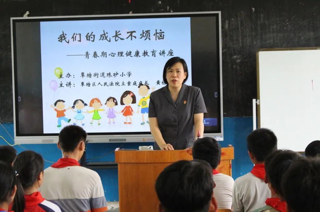 广西贵港强降雨 有人用盆转移妇孺