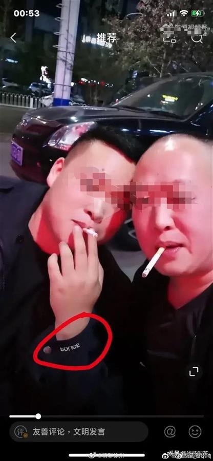 被指是打人者还与民警合影 男子回应