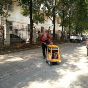 河南高温致水泥路断裂翘起