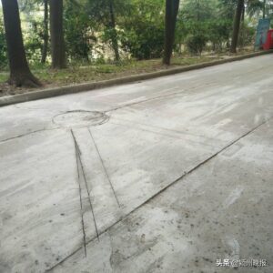 河南高温致水泥路断裂翘起