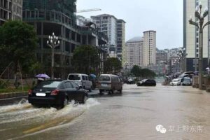 贵州黔东南现特大暴雨 房屋被冲走